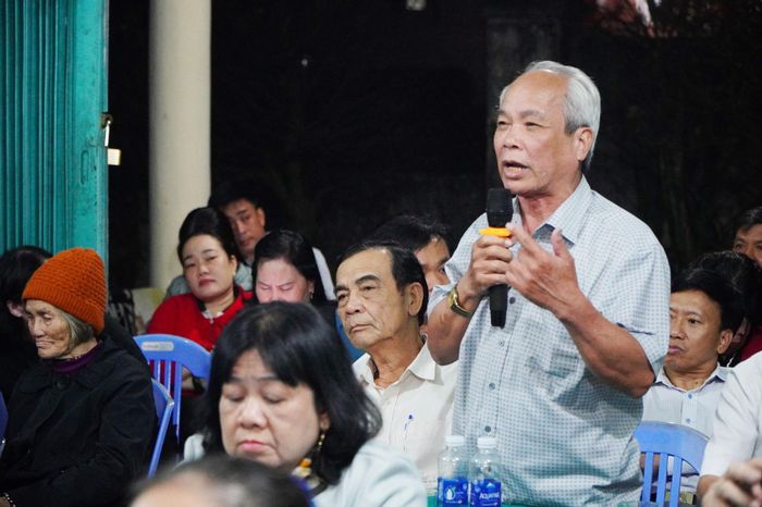 Cử tri tổ dân phố 6 (phường Hương Trà) phát biểu nhận xét và tín nhiệm đối với các ứng cử viên. Ảnh: A.Đ