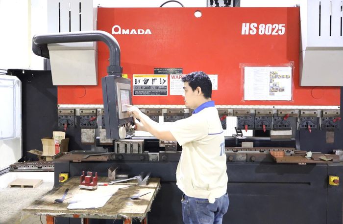 Sản xuất tại Công ty CP Điện Trường Giang. Ảnh: MAI QUẾ