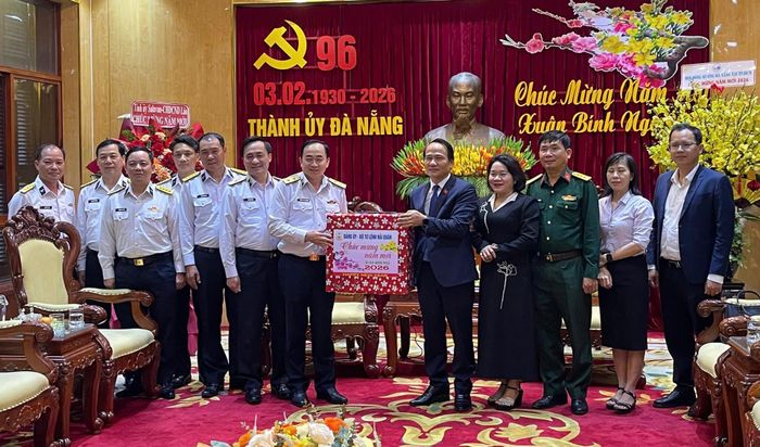 Đoàn công tác Đảng ủy, Bộ Tư lệnh Hải quân tặng quà chúc Tết thành phố Đà Nẵng. Ảnh: HẢI HÀ