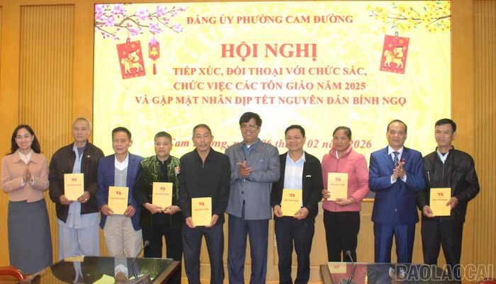 Nhân dịp này, lãnh đạo phường Cam Đường cũng đã trao tặng quà Tết đến các chức sắc, chức việc, các cơ sở tôn giáo.