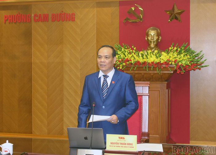 Đồng chí Nguyễn Thuần Hưng - Phó Bí thư Đảng ủy phường phát biểu tại hội nghị.