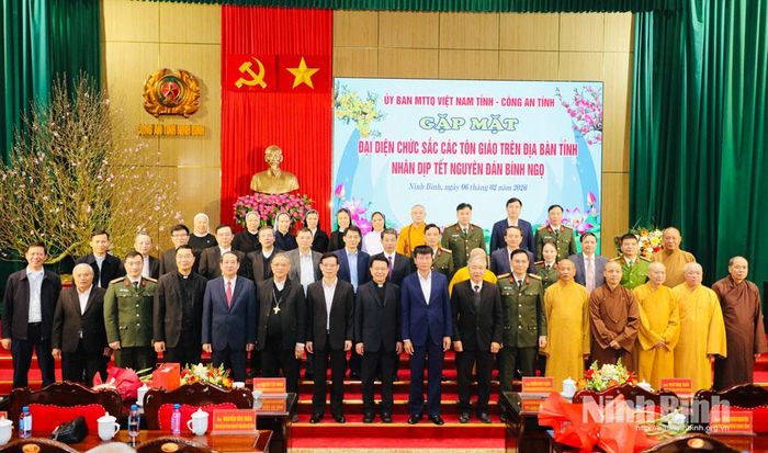 Các đại biểu chụp ảnh lưu niệm.