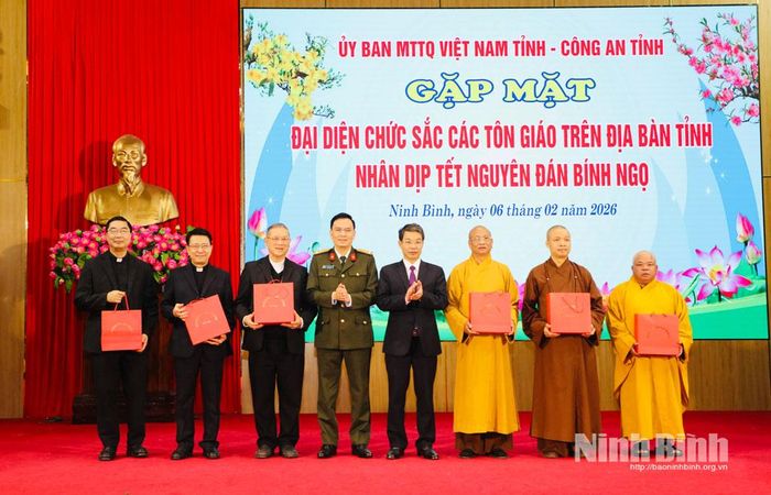 Đồng chí Nguyễn Hoàng Hà, Ủy viên Ban Thường vụ Tỉnh ủy, Phó Chủ tịch Thường trực Ủy ban MTTQ Việt Nam tỉnh và Thượng tá Cù Quốc Thắng, Ủy viên Ban Thường vụ Tỉnh ủy, Giám đốc Công an tỉnh tặng quà chúc mừng đại diện các chức sắc tôn giáo trên địa bàn.