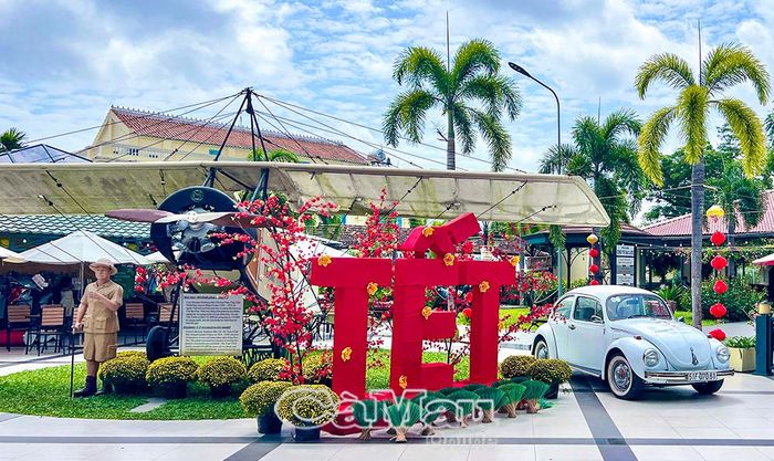 Không gian Khu Du lịch Nhà Công tử Bạc Liêu được trang hoàng rực rỡ để phục vụ khách du xuân.