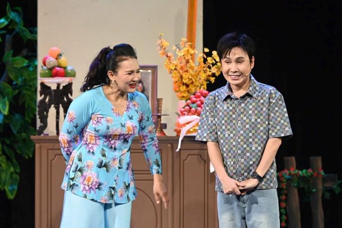 NSƯT Vũ Luân và NSƯT Việt Hà trong trích đoạn "Ra giêng anh cưới em"