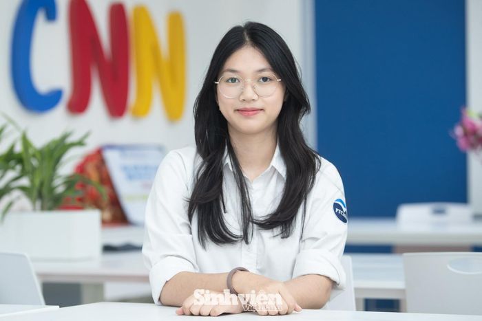 Nguyễn Minh Thư - học sinh lớp 12A3 Trường THPT chuyên Ngoại ngữ là một trong bốn học sinh đạt điểm tuyệt đối kỳ thi SAT. Minh Thư dự định học ngành Sư phạm tiếng Anh để trở thành nhà giáo trong tương lai.