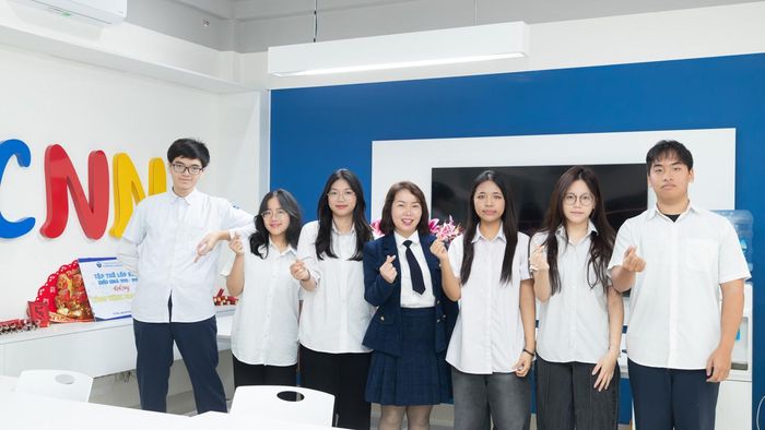 TS Đỗ Thị Ngọc Chi - Phó Hiệu trưởng Trường THPT Chuyên Ngoại ngữ cùng sáu "học bá" của nhà trường.