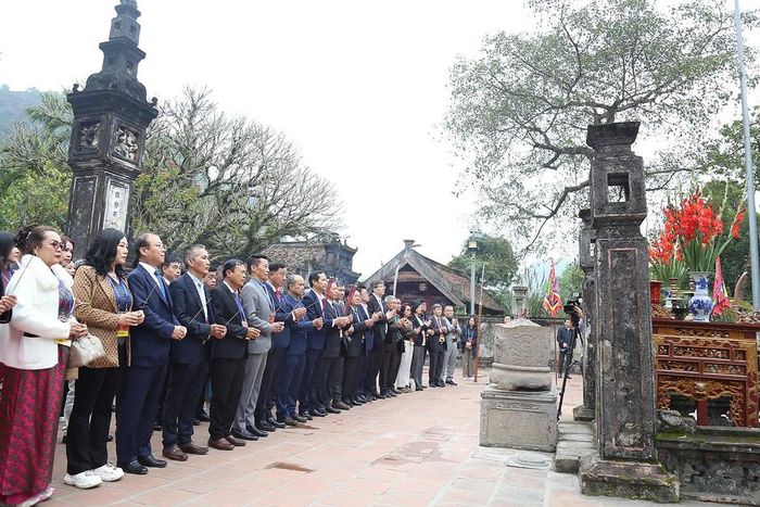  Kiều bào tiêu biểu dâng hương tại các di tích của tỉnh Ninh Bình ngày 7-2 