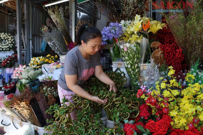  Một số loại lá cảnh, hoa nhập khẩu bày bán tại chợ Đà Lạt trong dịp Tết Nguyên đán 2026 