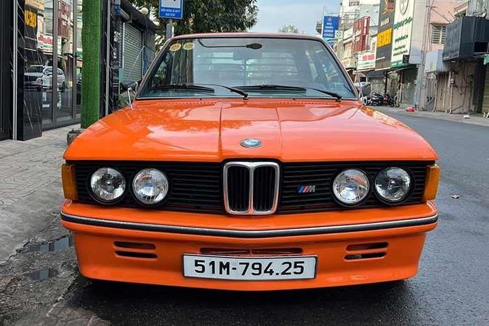 Kiểu xe mui trần, do hãng Baur sản xuất , được sản xuất từ năm 1978 đến 1981, với tất cả các loại động cơ có sẵn. Không có mẫu BMW M3 nào cho thế hệ E21, nhưng một số mẫu phiên bản giới hạn đã được sản xuất dựa trên mẫu có động cơ lớn nhất, 323i 6 xi-lanh.Mẫu E21 đã được thay thế bằng dòng E30 3 Series vào năm 1982.