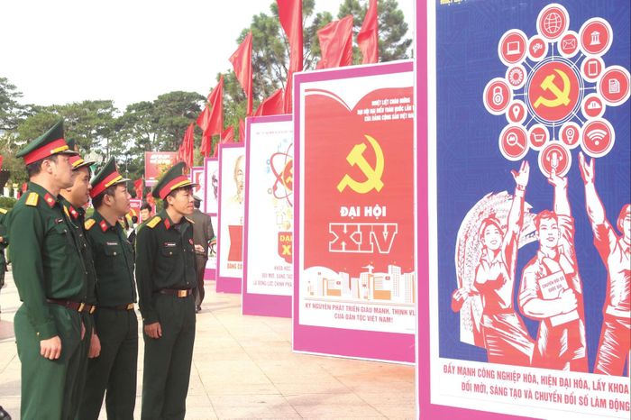 Triển lãm tranh cổ động tấm lớn tuyên truyền Đại hội đại biểu toàn quốc lần thứ XIV của Đảng tại Lâm Đồng. Ảnh: Quỳnh Uyển.