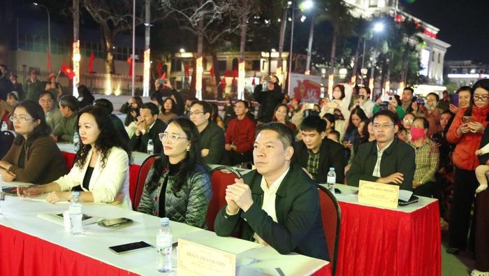 Đồng chí Đoàn Thanh Sơn, Phó Chủ tịch UBND tỉnh Lạng Sơn, Trưởng Ban Tổ chức Lễ hội Hoa Đào Xứ Lạng và đông đảo người dân tham gia. (Ảnh: BLS)
