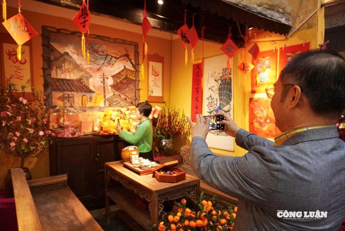 Anh Khương Hiệp Hà cùng vợ tham quan không gian tái hiện Tết xưa tại Hoàng thành Thăng Long.