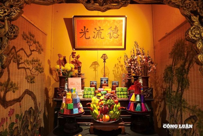 Tái hiện gian thờ gia tiên.