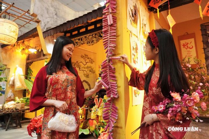 Chị Nguyễn Thị Thu Hương cùng con gái tham quan không gian Tết xưa.