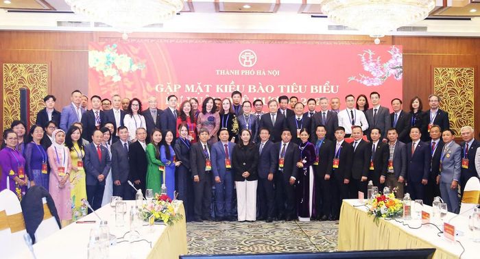  Các đại biểu chụp ảnh lưu niệm. 