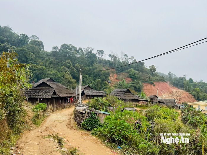 Đường vào bản Huồi Mới. Ảnh: KL