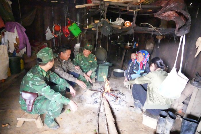 Cán bộ chiến sĩ Đồn Biên phòng Tri Lễ thăm, chúc Tết đồng bào Mông ở Huồi Mới. Ảnh: T.P