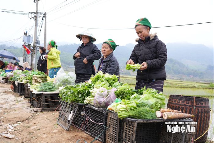 Bà con người Mông đi chợ Tri Lễ bán rau, mua sắm Tết. Ảnh: K.L