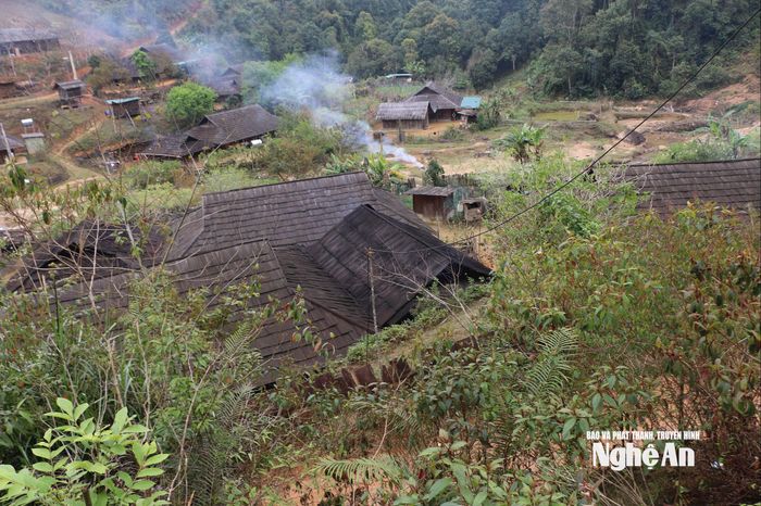 Những mái nhà lợp mái samu ở bản Huồi Mới. Ảnh: KL