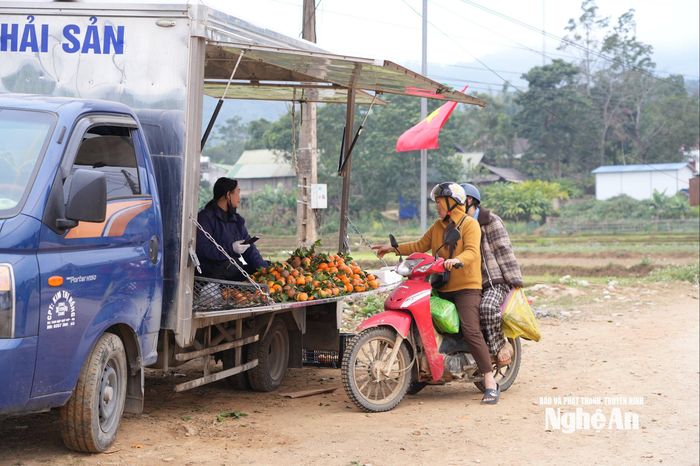Xe tải bán hàng lưu động vào tận bản để phục vụ người dân mua sắm. Ảnh: T.P