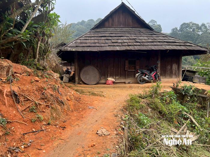 Một nếp nhà của người Mông ở Huồi Mới. Ảnh: T.P