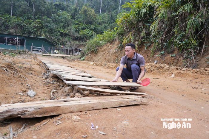 Đường vào bản bị cuốn trôi sau những trận mưa lũ trong năm 2025 nên bà con phải lát gỗ để nối đường. Ảnh: T.P