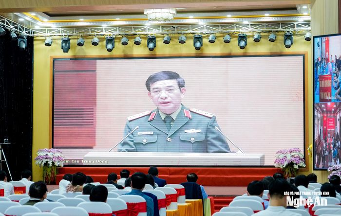Đại tướng Phan Văn Giang - Bộ trưởng Bộ Quốc phòng trình bày chuyên đề: Tư duy, nhận thức mới về quốc phòng, bảo vệ Tổ quốc của Đại hội XIV. Ảnh: Phạm Bằng