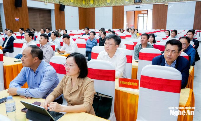 Các đại biểu tham dự hội nghị tại điểm cầu tỉnh Nghệ An. Ảnh: Phạm Bằng