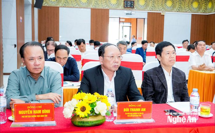 Các đại biểu tham dự hội nghị tại điểm cầu tỉnh Nghệ An. Ảnh: Phạm Bằng
