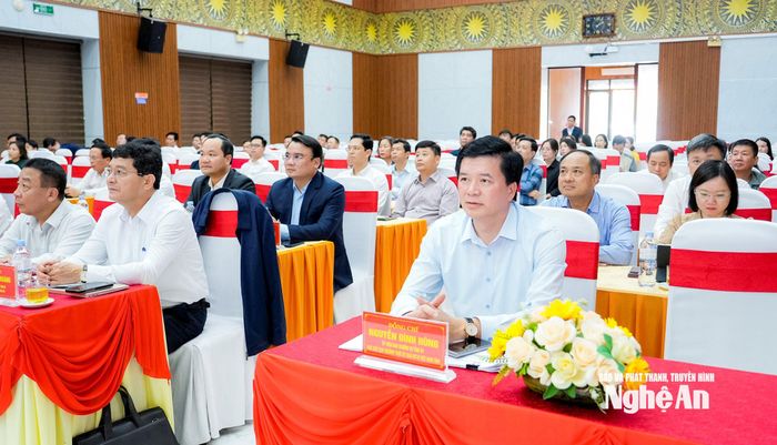 Các đồng chí lãnh đạo tỉnh tham dự hội nghị. Ảnh: Phạm Bằng