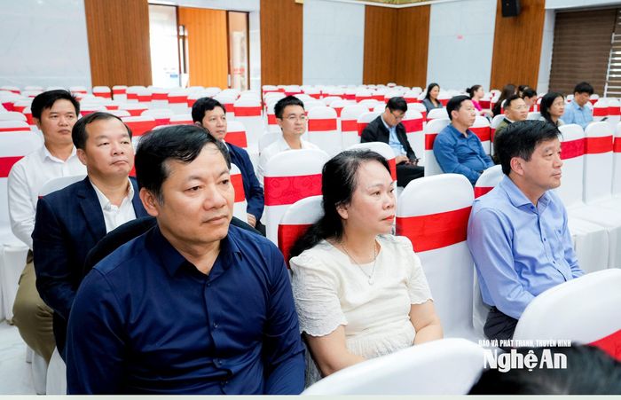 Các đại biểu tham dự hội nghị tại điểm cầu tỉnh Nghệ An. Ảnh: Phạm Bằng