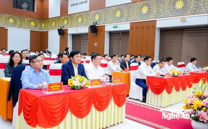 Các đồng chí lãnh đạo tỉnh tham dự hội nghị. Ảnh: Phạm Bằng