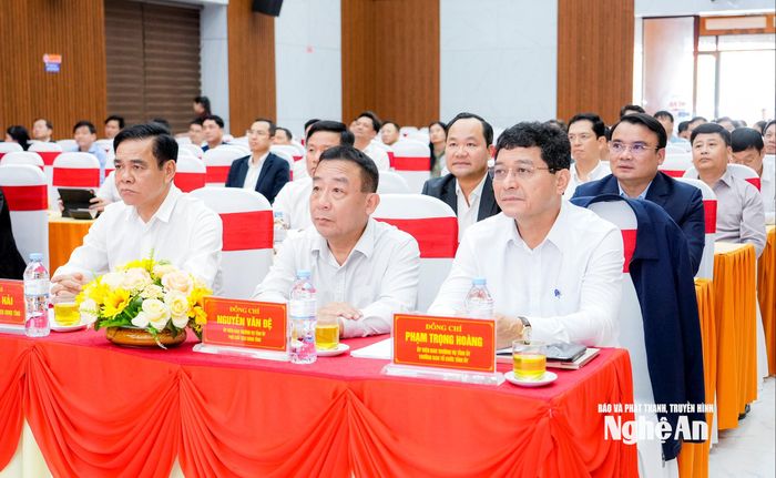 Các đồng chí lãnh đạo tỉnh tham dự hội nghị. Ảnh: Phạm Bằng
