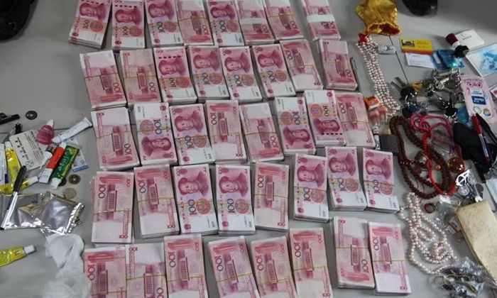 Lượng lớn tiền mặt được cảnh sát tìm thấy trong nhà Vương Hưng Phu.