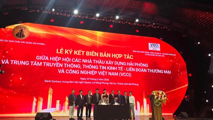 Lễ kí kết biên bản hợp tác giữa Hiệu hội các Nhà thầu xây dựng Hải Phòng với Trung tâm truyền thông, thông tin kinh tế - Liên đoàn thương mại và công nghiệp Việt Nam (VCCI). Ảnh: Vĩnh Quân