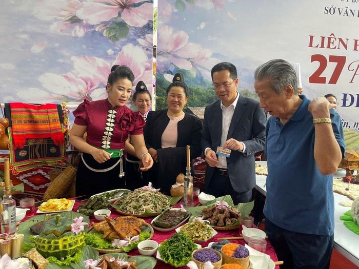 Người dân và du khách được trải nghiệm 27 món ăn truyền thống của các dân tộc ở tỉnh Điện Biên. Ảnh: VH