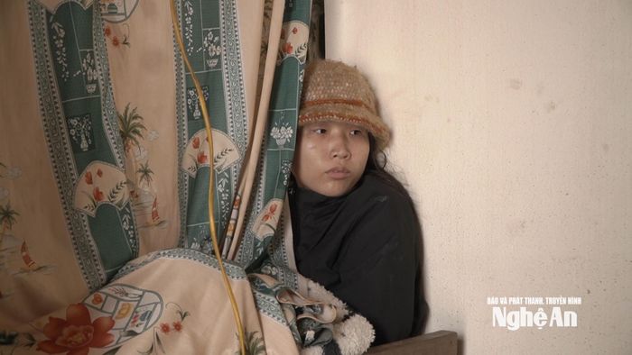 Cháu Trần Thị Trà mắc bệnh tâm thần bẩm sinh. Ảnh: Ngọc Dũng
