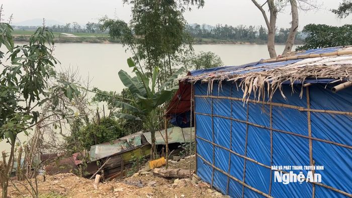 Túp lều và con thuyền chài đã bị hư hỏng sau thiên tai. Ảnh: Ngọc Dũng