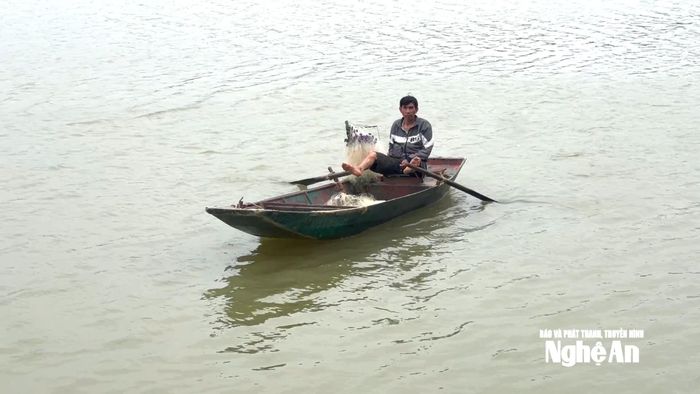 Anh Trần Văn Thìn mưu sinh với chiếc thuyền chài mượn tạm. Ảnh: Ngọc Dũng