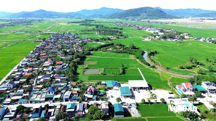Khu dân cư của xã Tân Châu dự kiến đường sắt tốc độ cao Bắc - Nam sẽ chạy qua. Ảnh: Xuân Hoàng