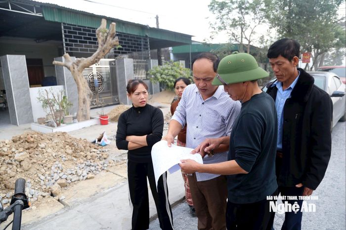 Người dân xã Thần Lĩnh quan tâm đến công tác tái định cư cho Dự án Đường sắt tốc độ cao Bắc - Nam. Ảnh: X.H