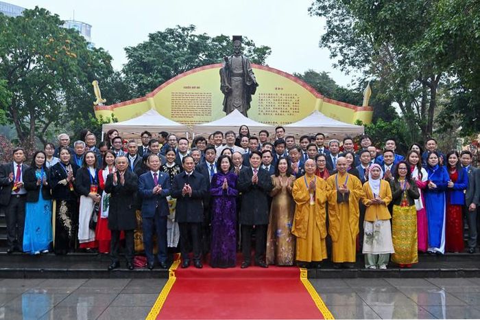 Chủ tịch nước và Phu nhân cùng các đại biểu và bà con kiều bào tại Tượng đài Lý Thái Tổ. Ảnh: Thủy Nguyên