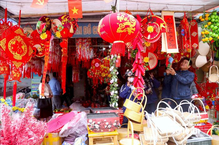 Các tuyến đường xung quanh chợ Vinh có nhiều cửa hàng bán đồ trang trí Tết thu hút nhiều người tìm đến để lựa chọn. Ảnh: Q.A