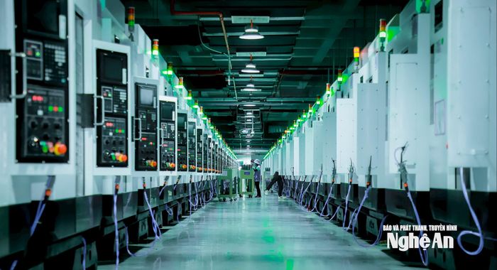 Dây chuyền sản xuất tại nhà máy của Tập đoàn Luxshare đầu tư tại KCN VSIP Nghệ An. Ảnh: Thành Duy