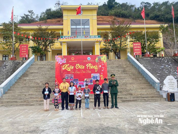 Ban Tổ chức chương trình tặng quà Tết các em học sinh thuộc Chương trình “Nâng bước em đến trường”.