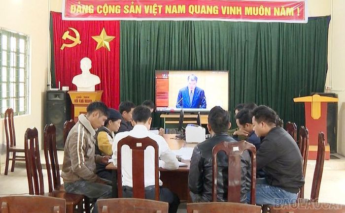  Chi ủy các Chi bộ Sơn Hà, San Bang, San Lùng học tập và trao đổi thông tin các chuyên đề. 
