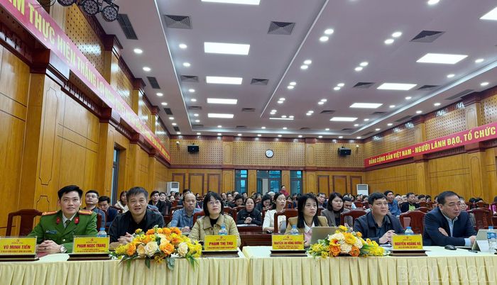  Đảng bộ phường Yên Bái tổ chức học tập nghị quyết. 