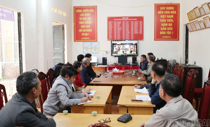  Cán bộ, đảng viên, người dân thôn An Quang, xã Bát Xát học tập nghị quyết. 