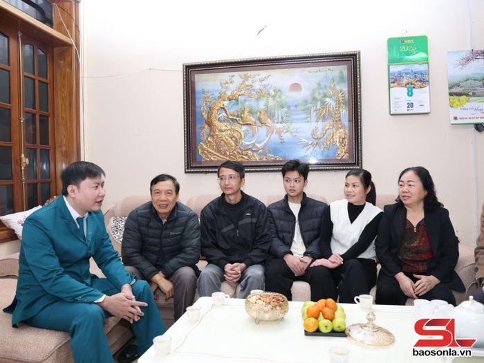 Cán bộ Ban CHQS phường Tô Hiệu và cấp ủy, chính quyền tổ thăm, động viên công dân đã khám tuyển nghĩa vụ quân sự.Ảnh: Bùi Nhẫn